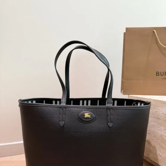 Burberry Black shoulder bag 1 1 Replica