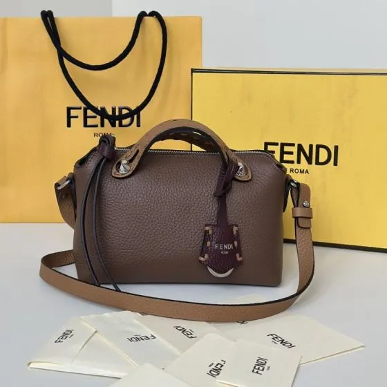 Fendi Brown 18x12cm shoulder bag 1 1 Replica