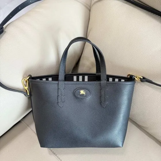 Burberry Black 18x12cm shoulder bag 1 1 Replica