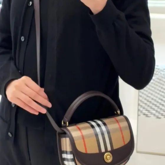 Burberry Brown 25x18x10cm shoulder bag 1 1 Replica
