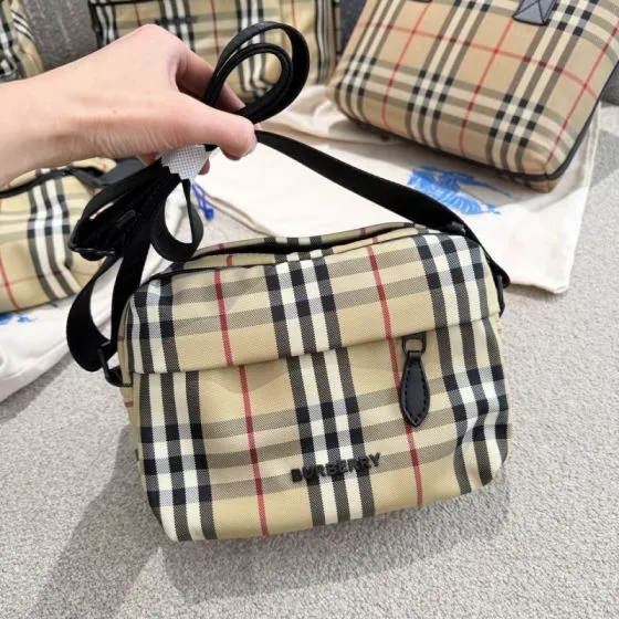 Burberry Black 25x18x10cm shoulder bag AAA Quality Replica