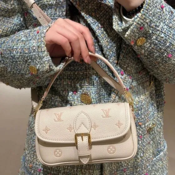 Louis Vuitton Diane Creamy apricot shoulder 1 1 Replica