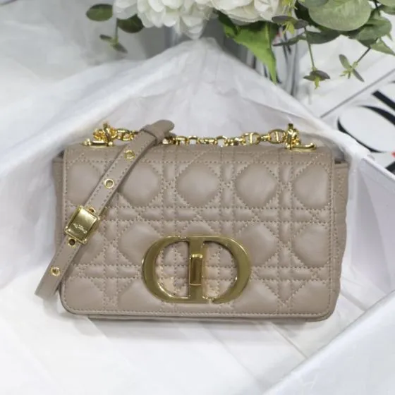 Dior 30 Montaigne Beige shoulder