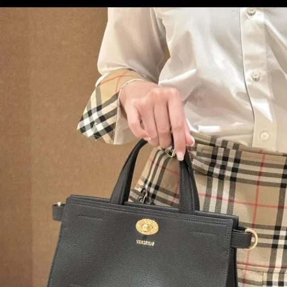 Burberry Black grained leather with Haymarket check side panels 26x20x12cm shoulder bag AAA Quality Replica