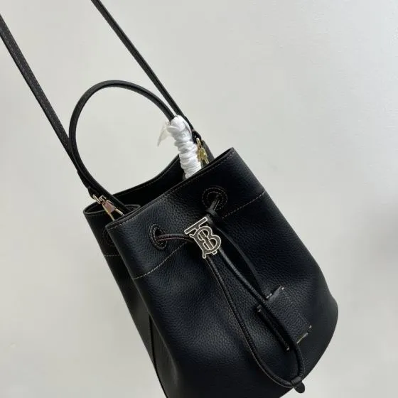 Burberry Black grained leather 26x26x16cm crossbody 1 1 Replica
