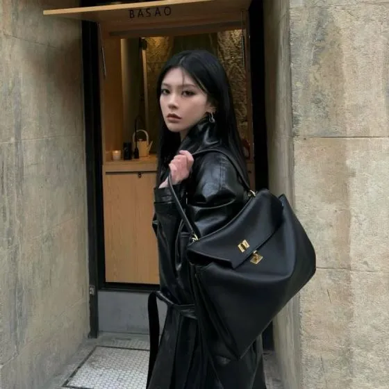Balenciaga Black 30x22x12cm shoulder bag 1 1 Replica