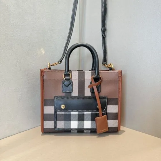 Burberry Black 18x12cm shoulder bag 1 1 Replica