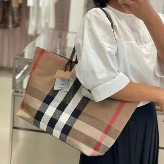 Burberry shoulder bag 1 1 Replica