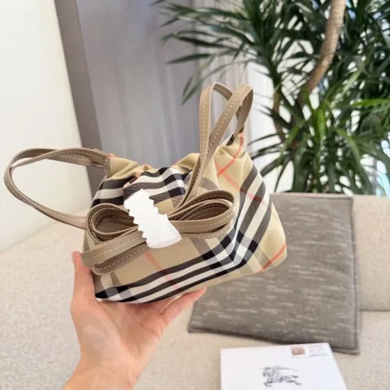 Burberry 18x12cm shoulder bag AAA Quality Replica