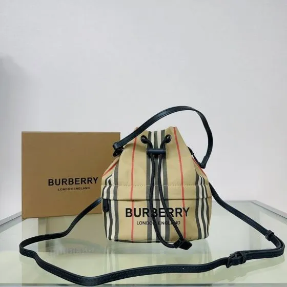 Burberry Icon Stripe Beige Icon Stripe with Black Leather Trim 16x18x10cm bucket bag Premium Replica