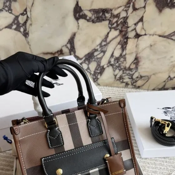 Burberry Black 18x12cm shoulder bag Premium Replica