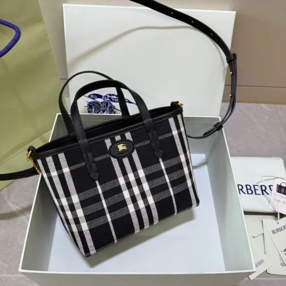 Burberry Black 18x12cm shoulder bag AAA Quality Replica