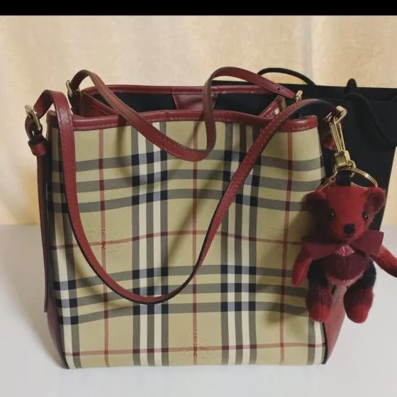Burberry Red shoulder bag 1 1 Replica