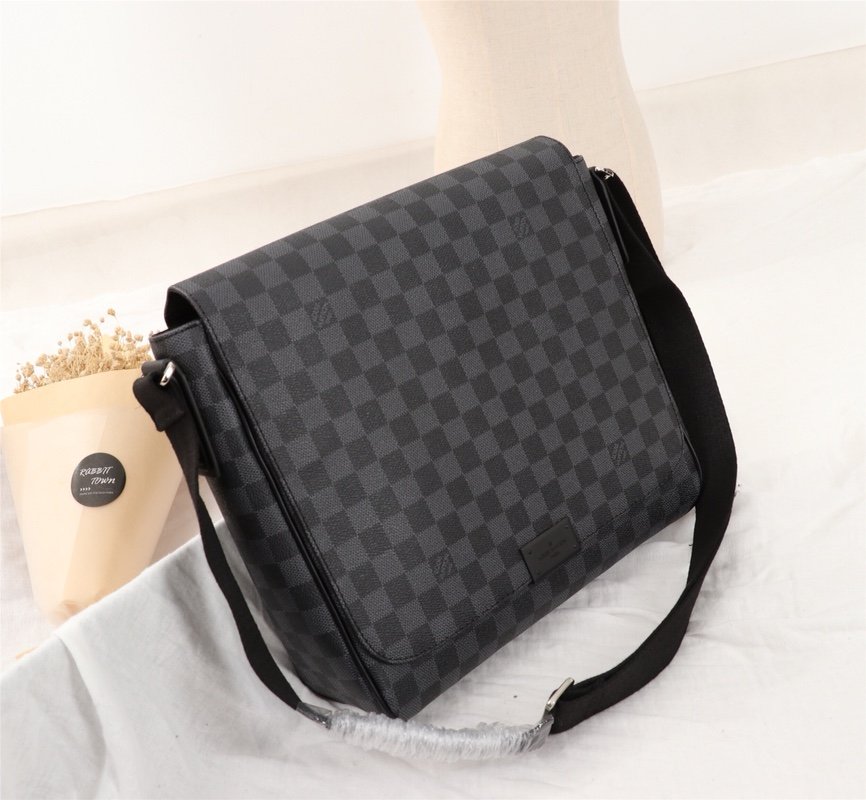 Louis Vuitton District MM Damier Graphite 33x27x9cm messenger bag photo 1