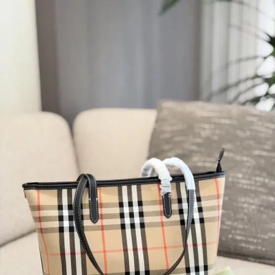 Burberry Black shoulder bag 1 1 Replica