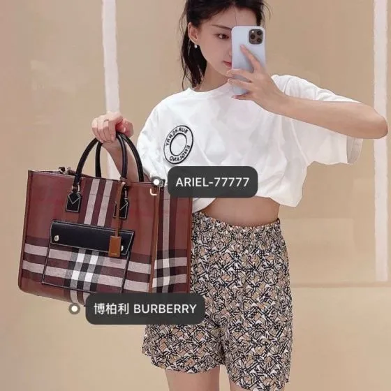 Burberry Black shoulder bag 1 1 Replica