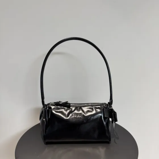 Miu Miu Black shiny leather 22x10cm shoulder bag AAA Quality Replica