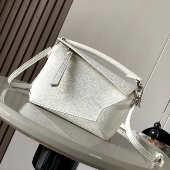 Loewe White 18x12cm shoulder bag AAA Quality Replica