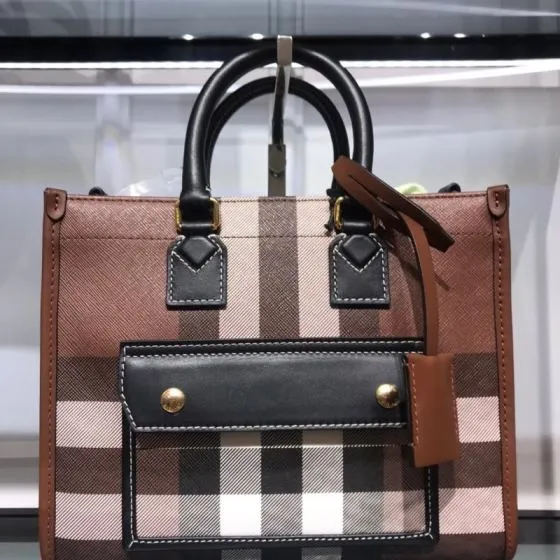 Burberry Black 18x12cm shoulder bag 1 1 Replica