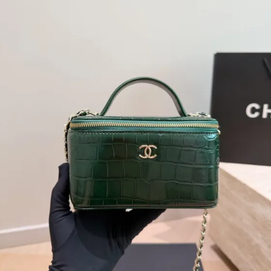 Chanel Vanity Case Green crocodile-embossed 12cm crossbody Top Quality Replica