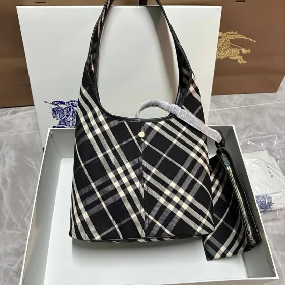 Burberry Black shoulder bag 1 1 Replica