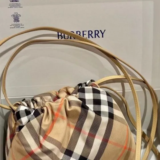 Burberry 18x12cm shoulder bag AAA Quality Replica