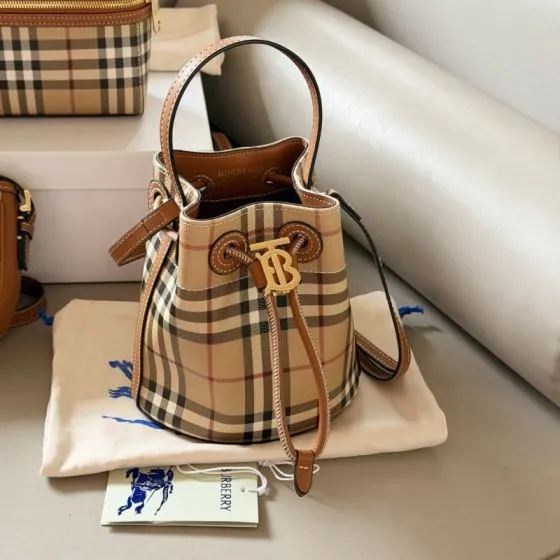 Burberry Brown 18x12cm shoulder bag 1 1 Replica