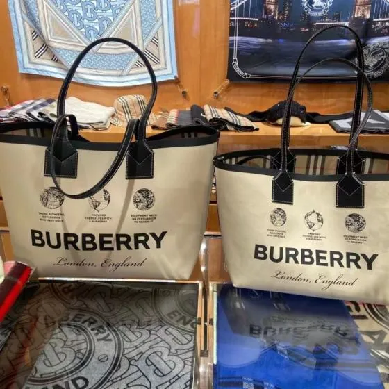 Burberry Black shoulder bag 1 1 Replica