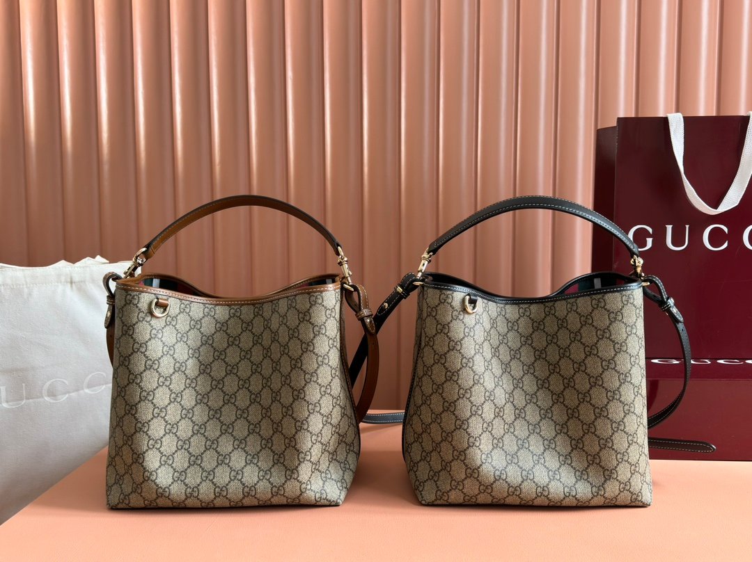 Gucci 815103 GG Monogram everyday