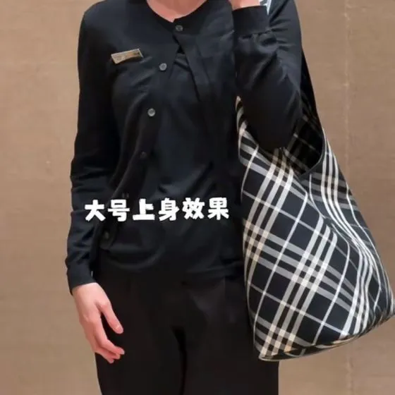 Burberry Black 40x30x16cm shoulder bag 1 1 Replica