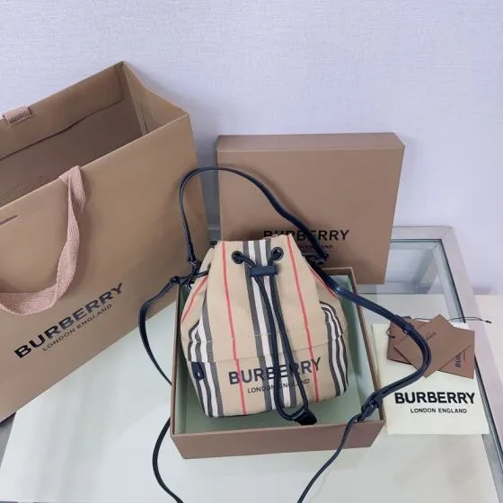 Burberry Icon Stripe Icon Stripe Beige with Black Trim 16x18x10cm bucket bag 1 1 Replica