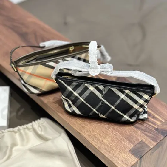 Burberry 18x12cm shoulder bag AAA Quality Replica