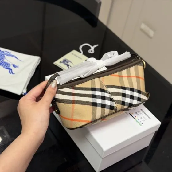 Burberry Brown 25x18x10cm shoulder bag 1 1 Replica