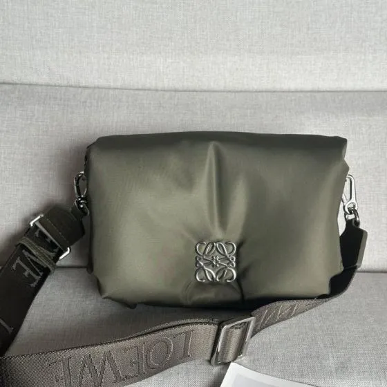Loewe 25x18x10cm shoulder bag AAA Quality Replica