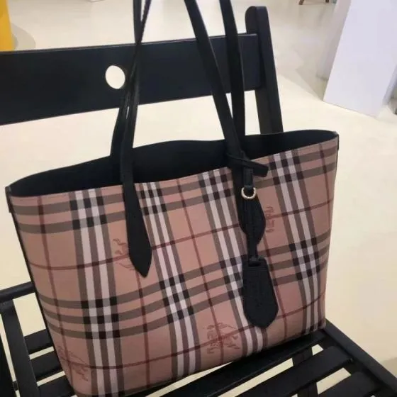 Burberry Black shoulder bag 1 1 Replica
