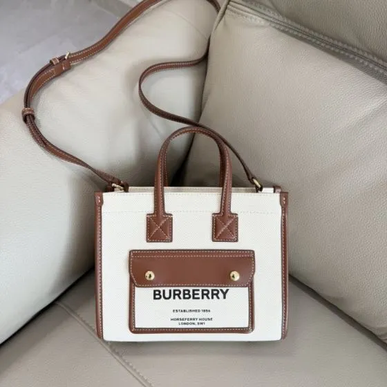 Burberry 18x12cm shoulder bag 1 1 Replica