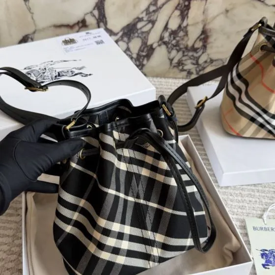Burberry Black 25x18x10cm shoulder bag AAA Quality Replica