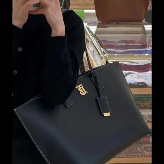 Burberry Black shoulder bag Premium Replica