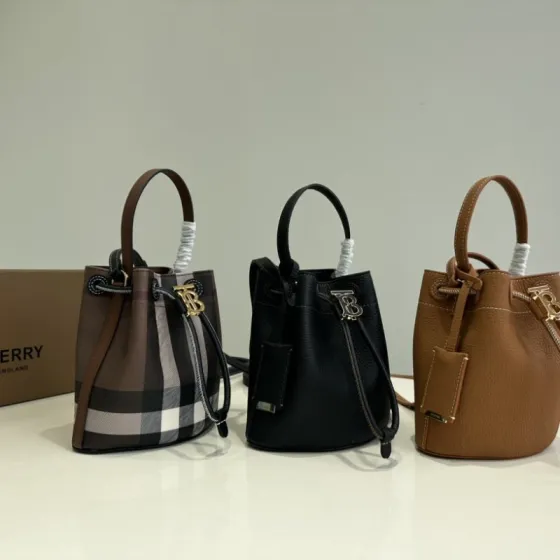 Burberry Black 18x12cm shoulder bag 1 1 Replica