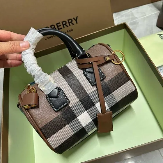 Burberry Black 18x12cm shoulder bag Top Quality Replica