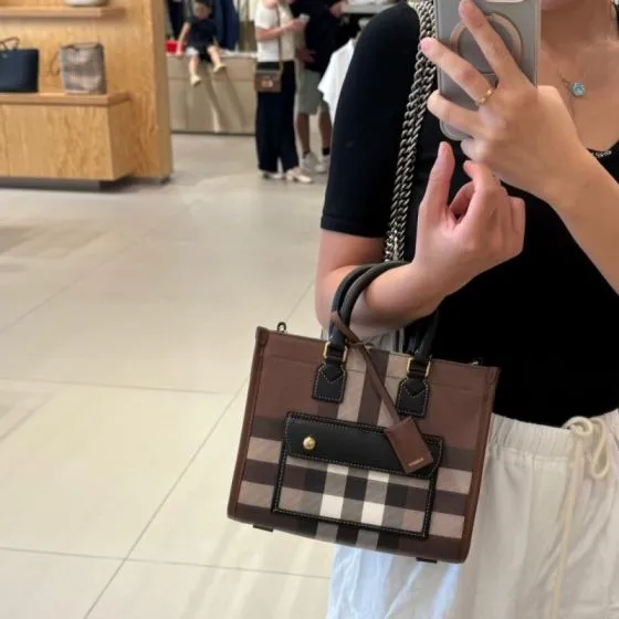 Burberry Brown 18x12cm shoulder bag 1 1 Replica