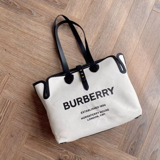 Burberry Black shoulder bag 1 1 Replica