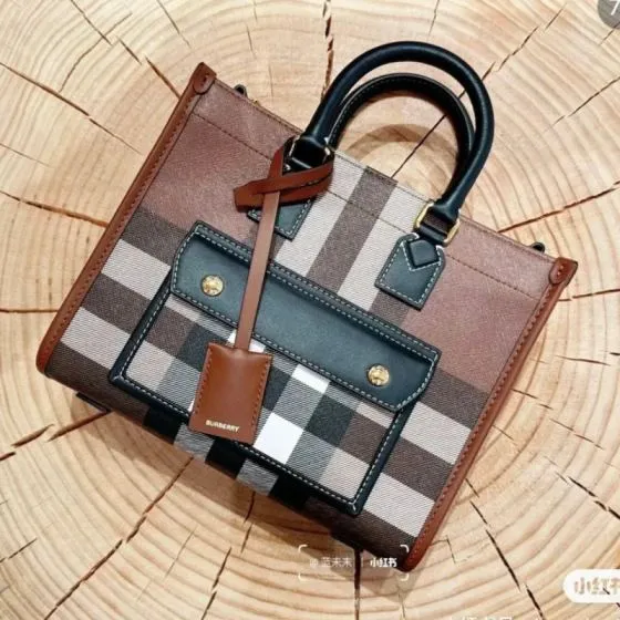 Burberry Black 18x12cm shoulder bag 1 1 Replica