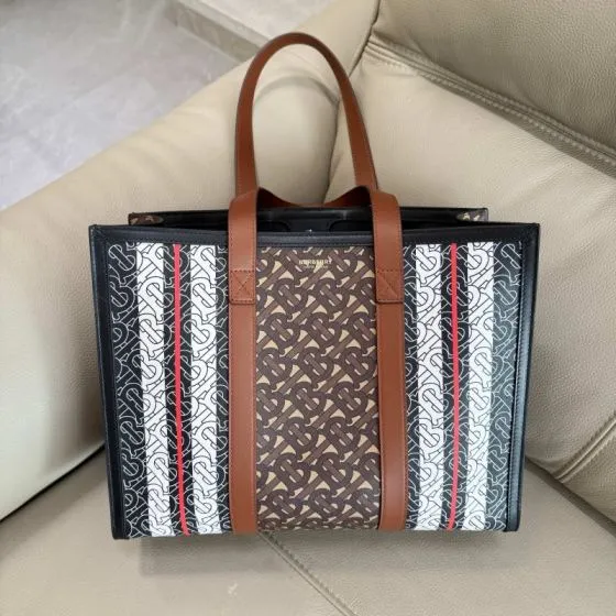 Burberry Monogram shoulder bag 1 1 Replica