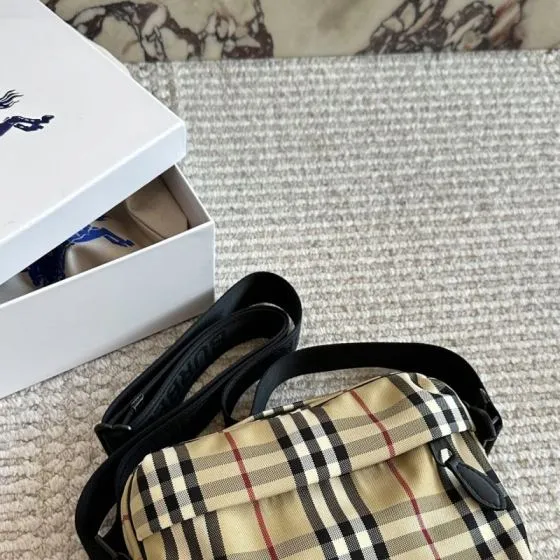 Burberry Vintage Check Beige Check with Black Trim 21x10x15cm crossbody 1 1 Replica