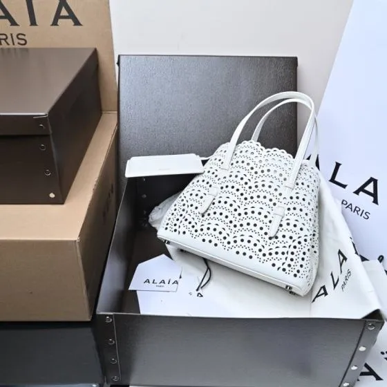 Burberry White 25x18x10cm shoulder bag Premium Replica