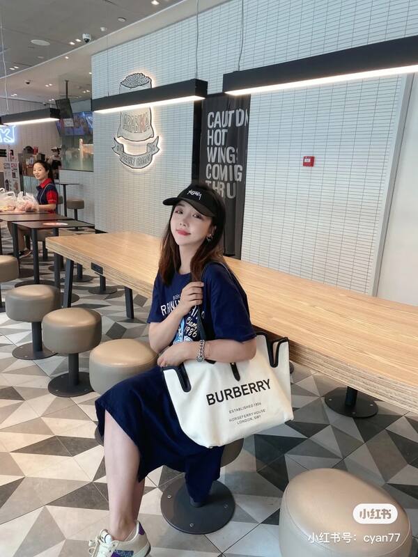 Burberry Black 40x30x16cm shoulder bag — AAA Quality Replica
