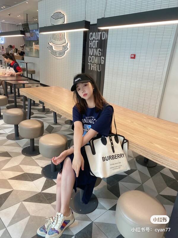 Burberry Black 40x30x16cm shoulder bag — AAA Quality Replica
