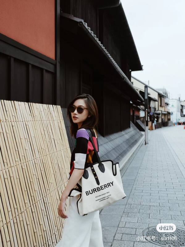 Burberry Black 30x22x12cm shoulder bag — Premium Replica