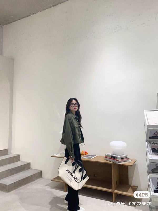 Burberry Black 30x22x12cm shoulder bag — Premium Replica
